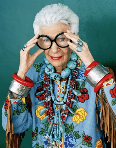 Iris Apfel aos 97 anos é ícone mundial da moda e inspira criação de peça brasileira