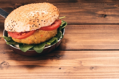 Aprenda a fazer um saboroso hambúrguer vegano, no &quot;Dia Mundial do Hambúrguer&quot;