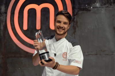 Vitor Bourguignon ganha o troféu do MasterChef – A Revanche