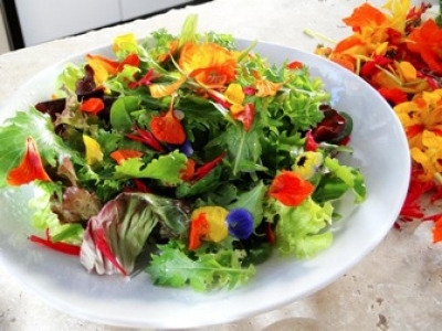 Salada com flores comestíveis