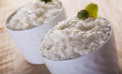 Arroz de coco com sorvete e calda de abacaxi