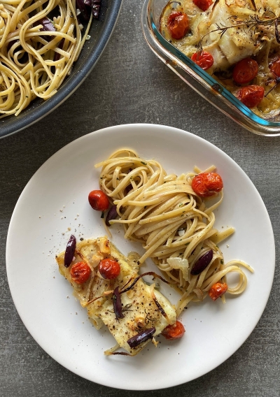 Linguine na manteiga de ervas, azeitonas e bacalhau assado